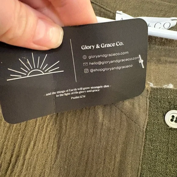 NWT Olive Green Long Sleeve Henley Top Boho Relaxed Gauze Fabric Raw Hem medium - Picture 6 of 7